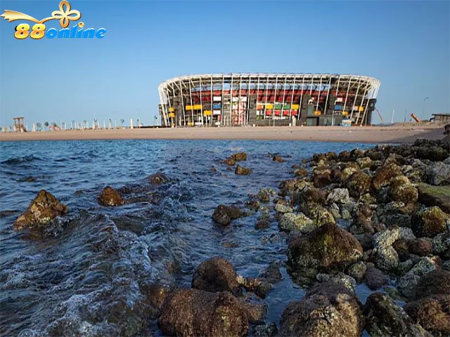 Sân vận động Ras Abu Aboud được làm từ các container vận chuyển và sẽ được tháo dỡ hoàn toàn và tái sử dụng sau FIFA World Cup Qatar 2022
