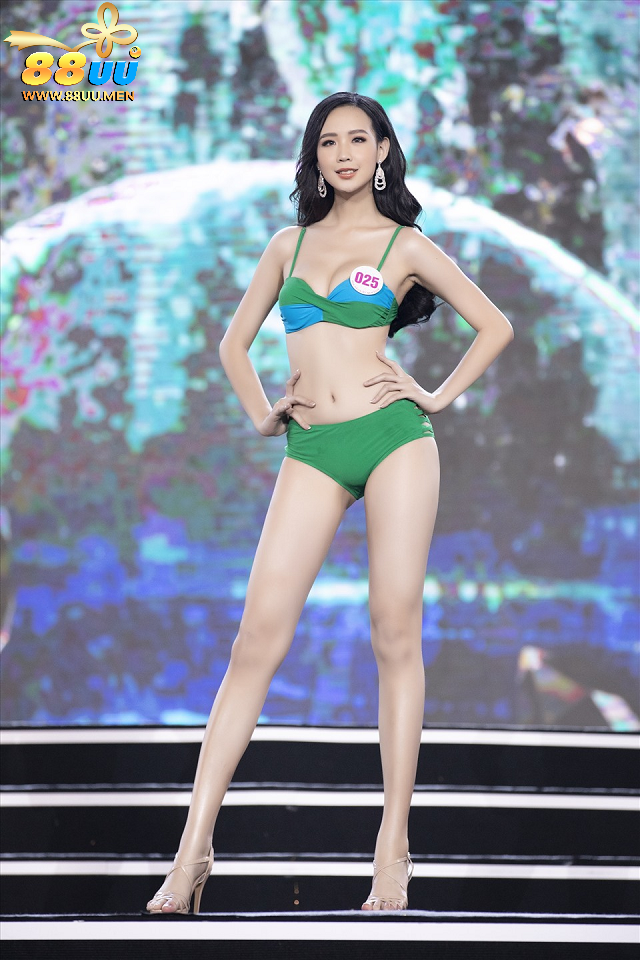 Bảo Ngọc tự tin diện bikini trình diễn trên sân khấu 