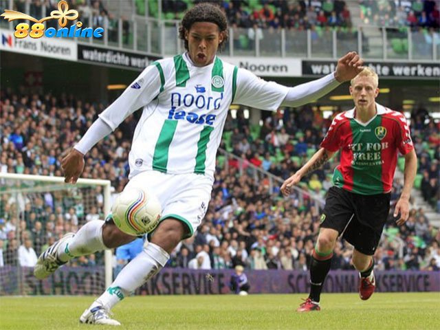 Van Dijk  ra mắt câu lạc bộ Groningen vào ngày 1 tháng 5 năm 2011