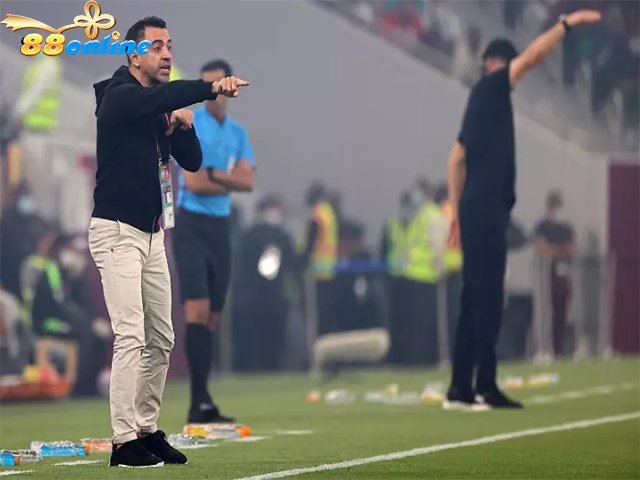 Xavi và Laurent Blanc đưa ra hướng dẫn trong trận chung kết Cúp Amir 